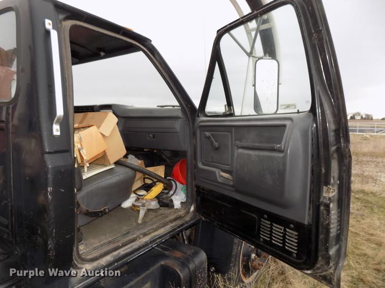 image for item DE7647 1990 Ford FT900 vacuum truck