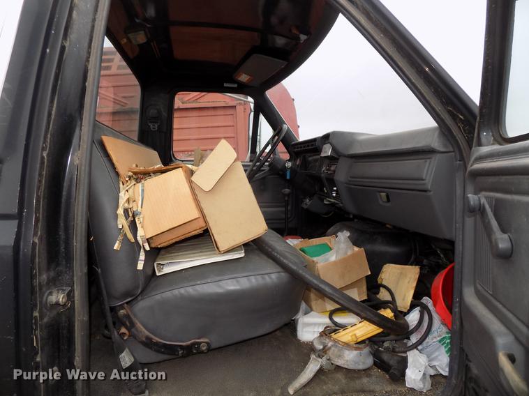 image for item DE7647 1990 Ford FT900 vacuum truck