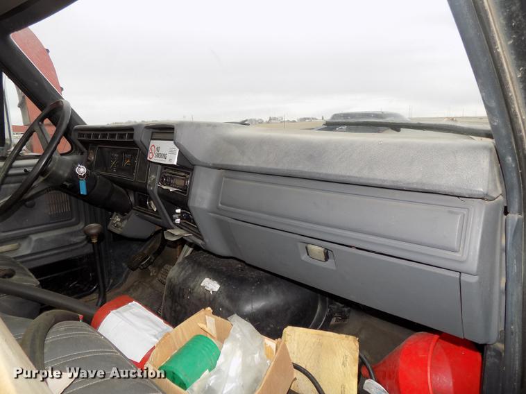 image for item DE7647 1990 Ford FT900 vacuum truck