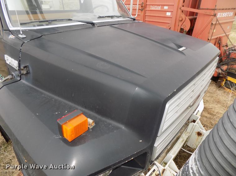 image for item DE7647 1990 Ford FT900 vacuum truck