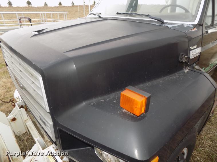 image for item DE7647 1990 Ford FT900 vacuum truck