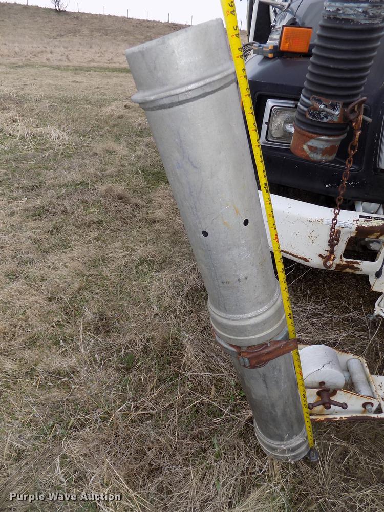 image for item DE7647 1990 Ford FT900 vacuum truck