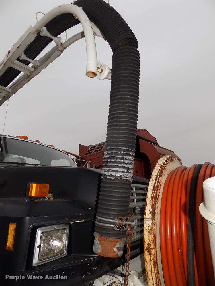 image for item DE7647 1990 Ford FT900 vacuum truck