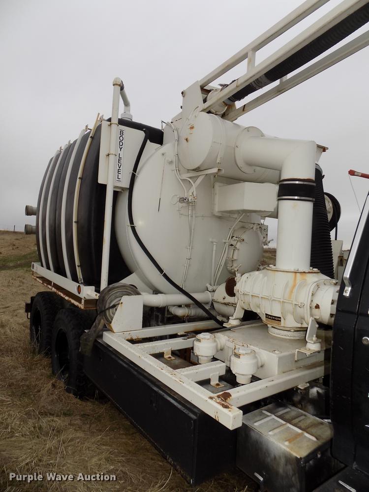 image for item DE7647 1990 Ford FT900 vacuum truck
