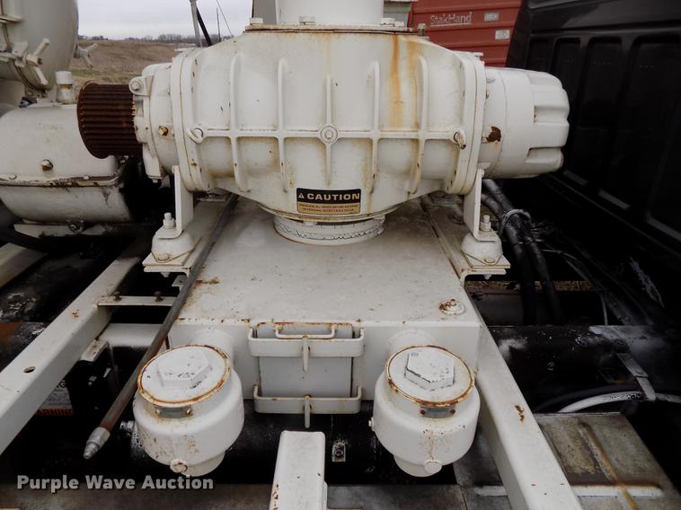 image for item DE7647 1990 Ford FT900 vacuum truck