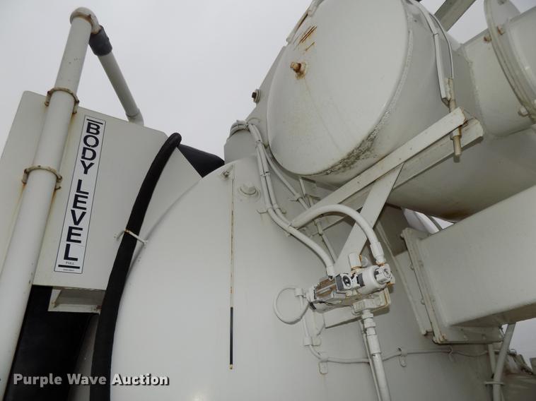 image for item DE7647 1990 Ford FT900 vacuum truck