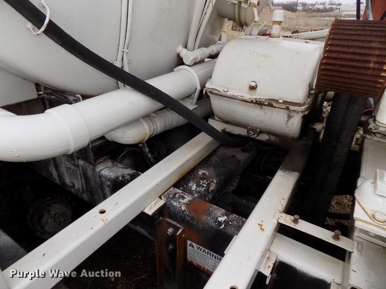 image for item DE7647 1990 Ford FT900 vacuum truck