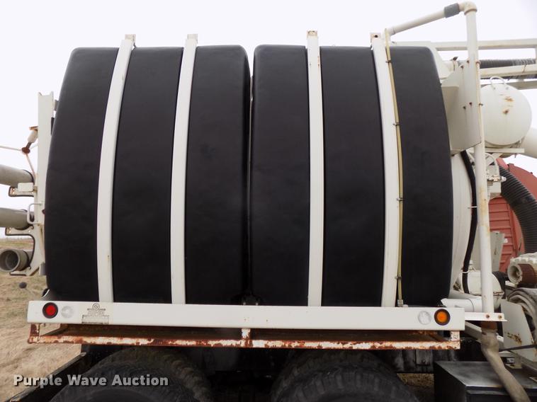 image for item DE7647 1990 Ford FT900 vacuum truck