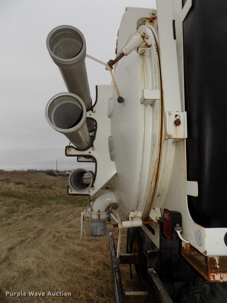 image for item DE7647 1990 Ford FT900 vacuum truck