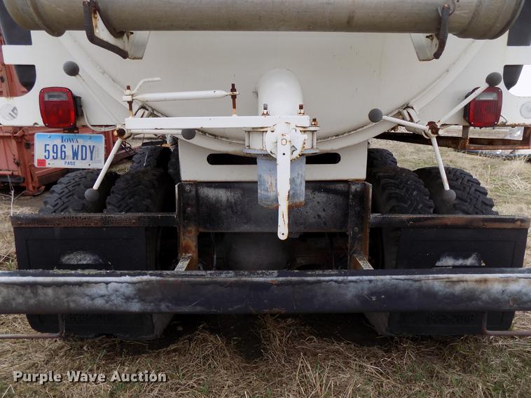 image for item DE7647 1990 Ford FT900 vacuum truck