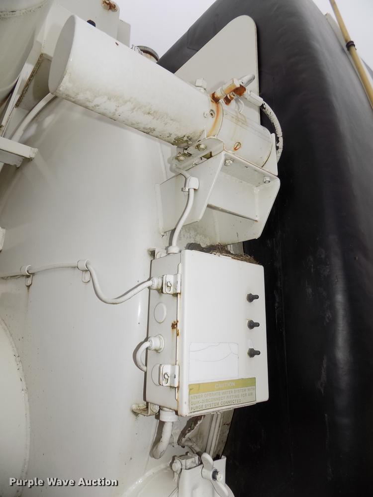 image for item DE7647 1990 Ford FT900 vacuum truck