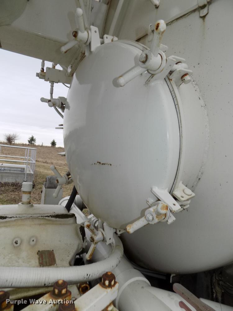 image for item DE7647 1990 Ford FT900 vacuum truck