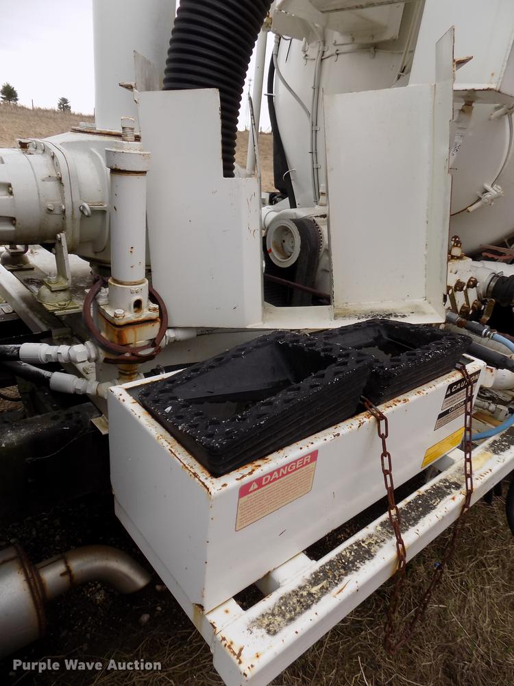 image for item DE7647 1990 Ford FT900 vacuum truck