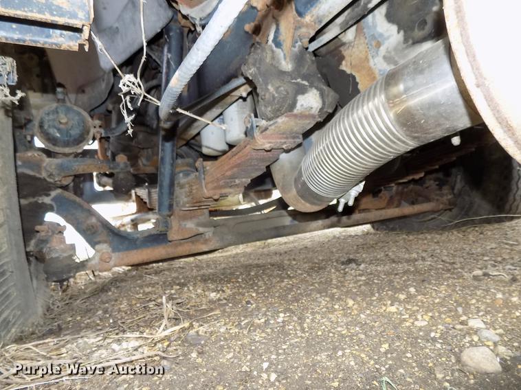 image for item DE7647 1990 Ford FT900 vacuum truck