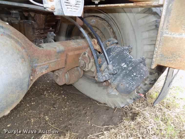 image for item DE7647 1990 Ford FT900 vacuum truck