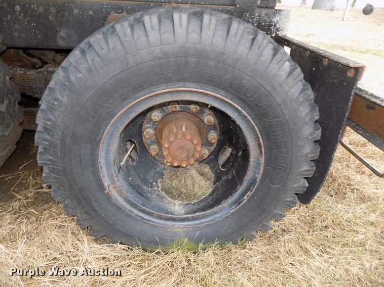 image for item DE7647 1990 Ford FT900 vacuum truck