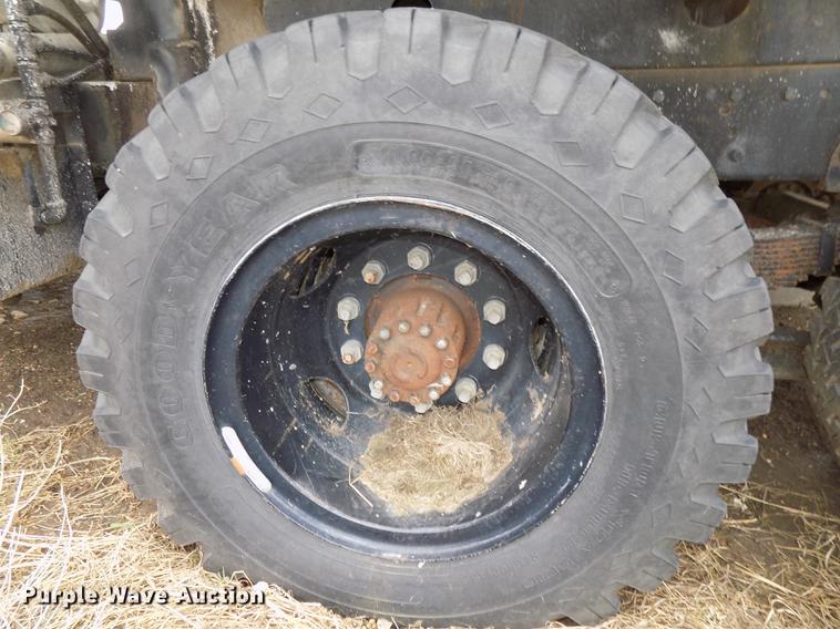 image for item DE7647 1990 Ford FT900 vacuum truck