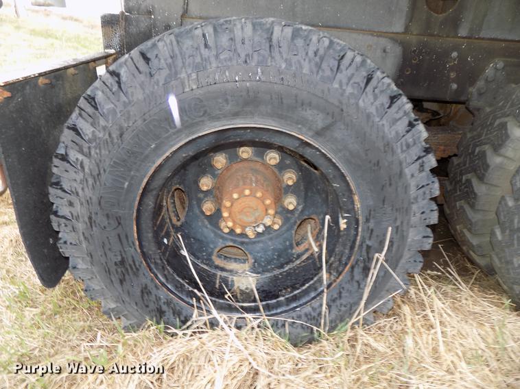 image for item DE7647 1990 Ford FT900 vacuum truck