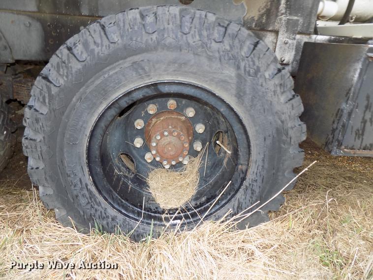 image for item DE7647 1990 Ford FT900 vacuum truck