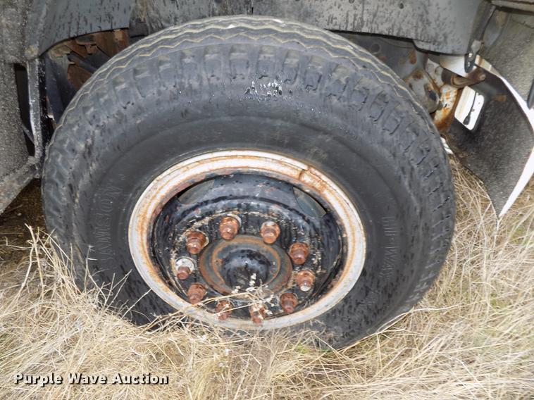 image for item DE7647 1990 Ford FT900 vacuum truck