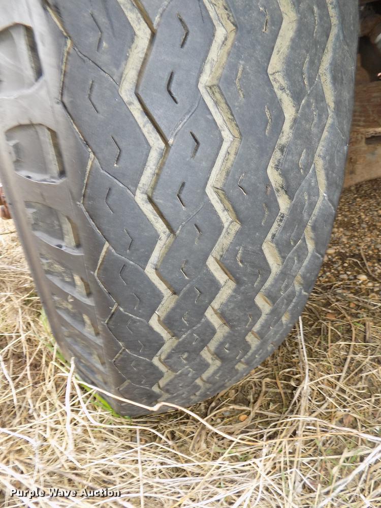 image for item DE7647 1990 Ford FT900 vacuum truck