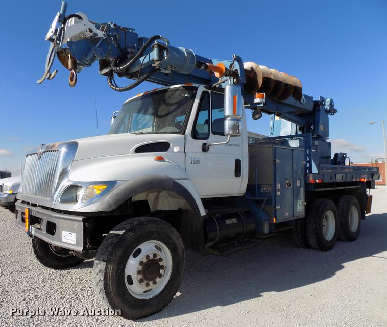 image for item DE7659 2005 International 7400 digger derrick truck
