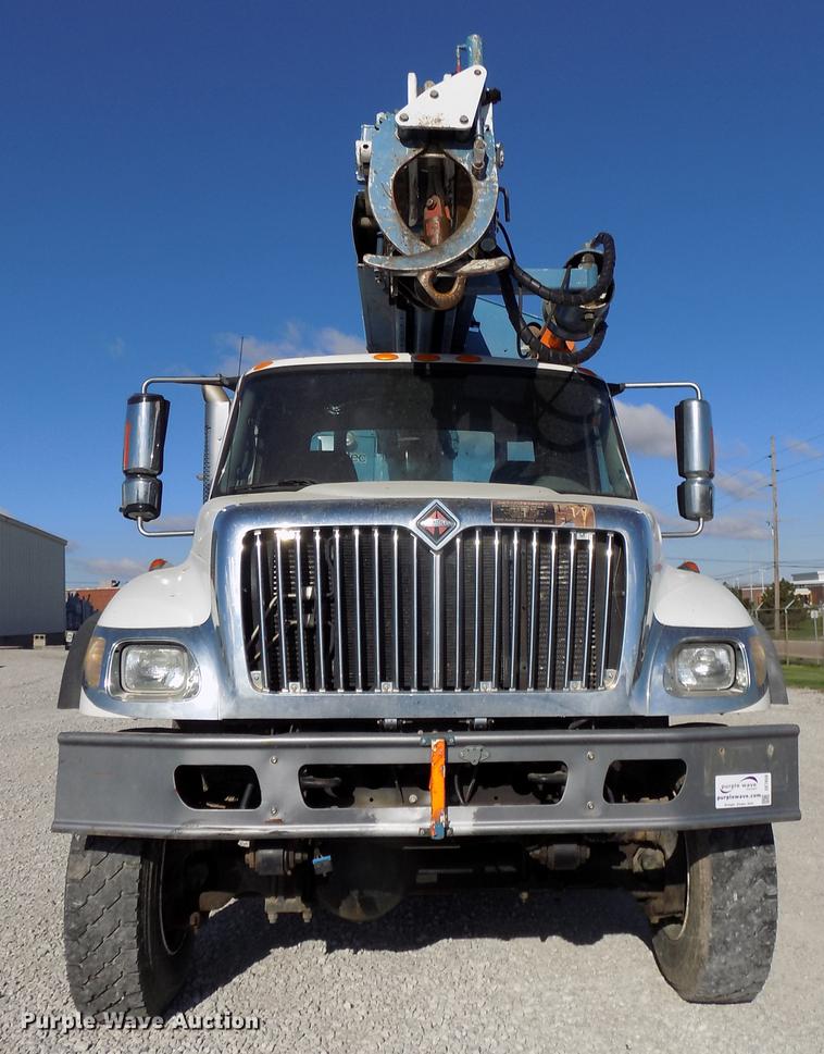image for item DE7659 2005 International 7400 digger derrick truck