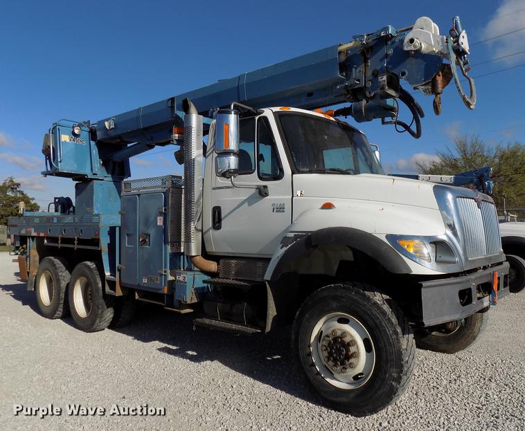 image for item DE7659 2005 International 7400 digger derrick truck