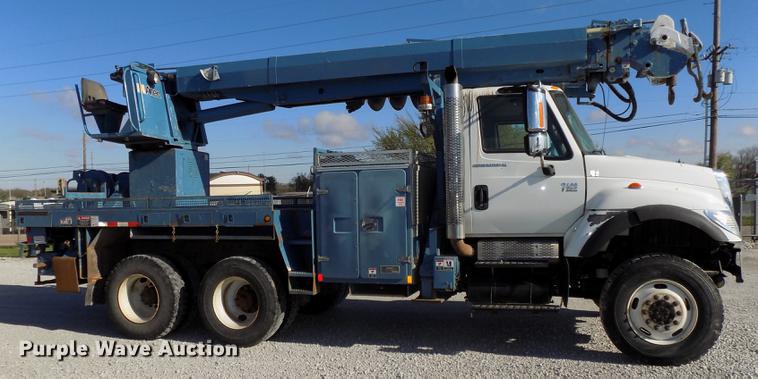 image for item DE7659 2005 International 7400 digger derrick truck