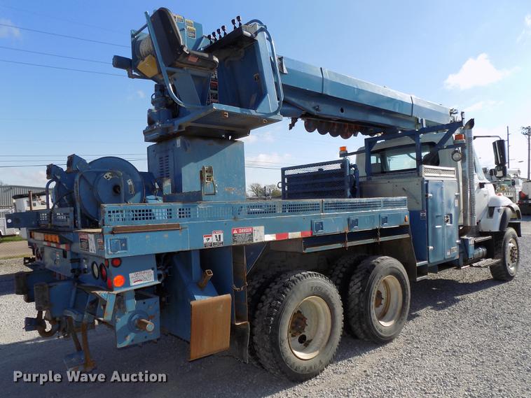 image for item DE7659 2005 International 7400 digger derrick truck