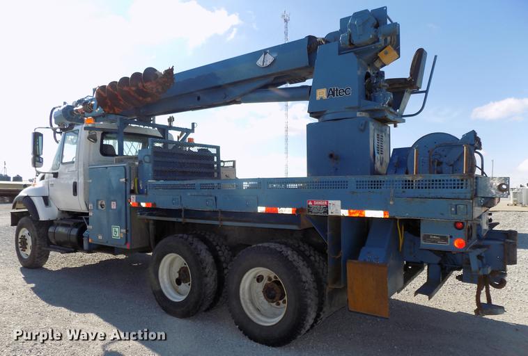 image for item DE7659 2005 International 7400 digger derrick truck