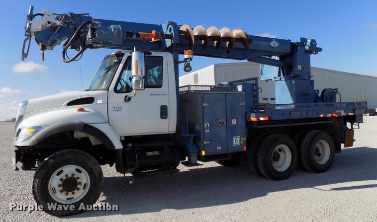 image for item DE7659 2005 International 7400 digger derrick truck