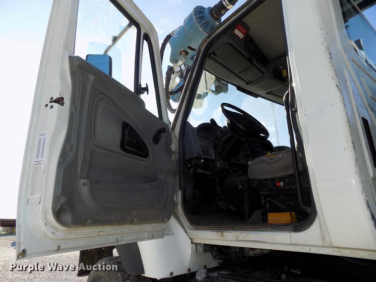 image for item DE7659 2005 International 7400 digger derrick truck