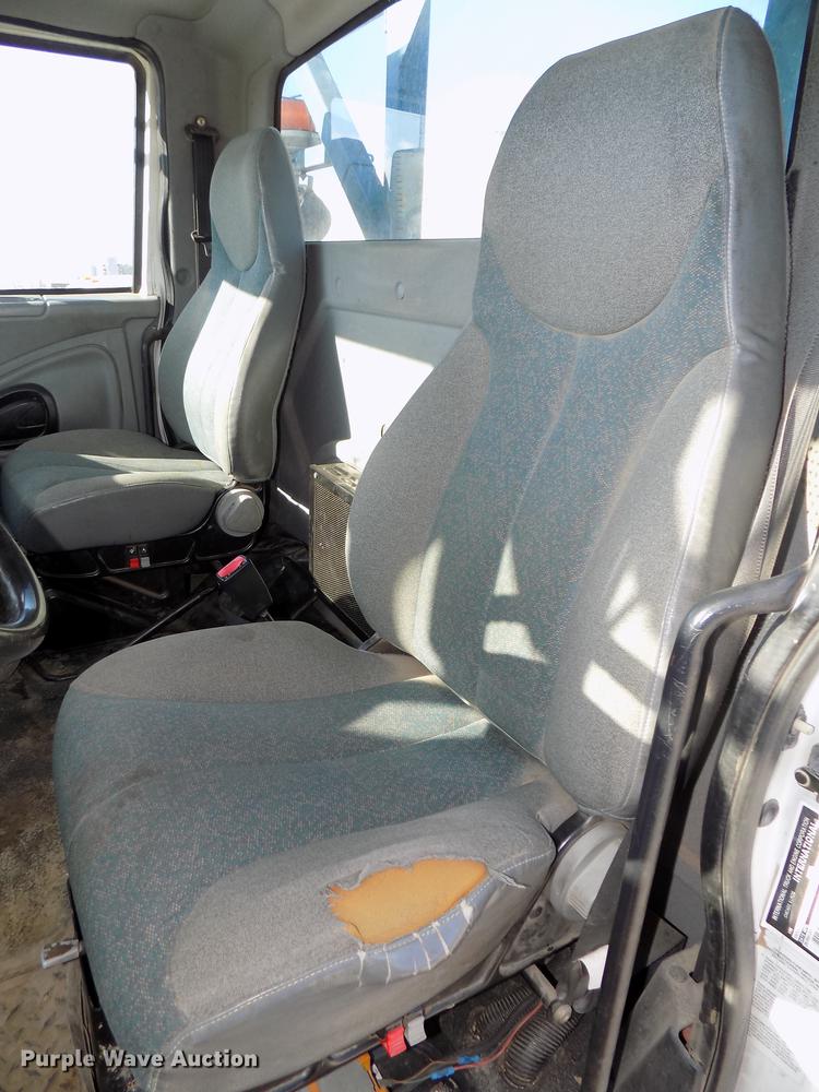 image for item DE7659 2005 International 7400 digger derrick truck