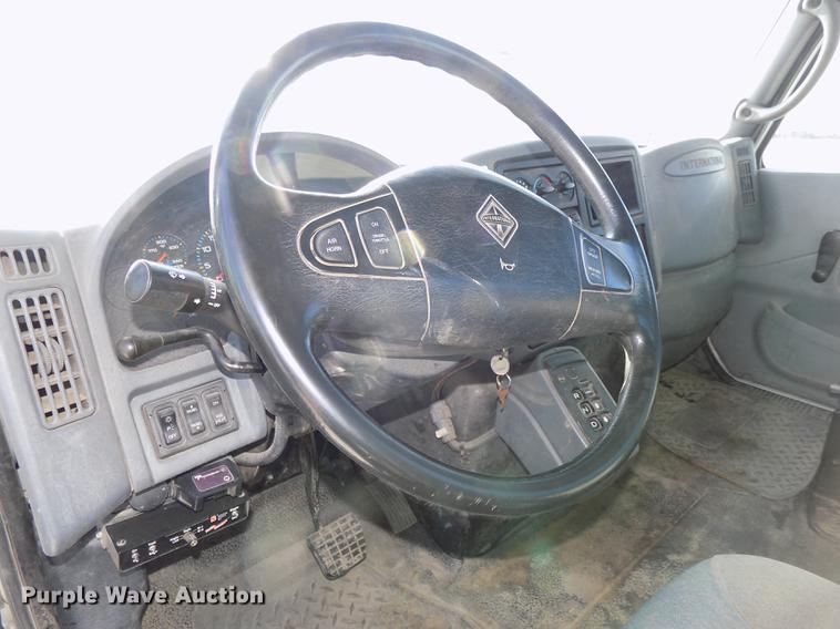 image for item DE7659 2005 International 7400 digger derrick truck