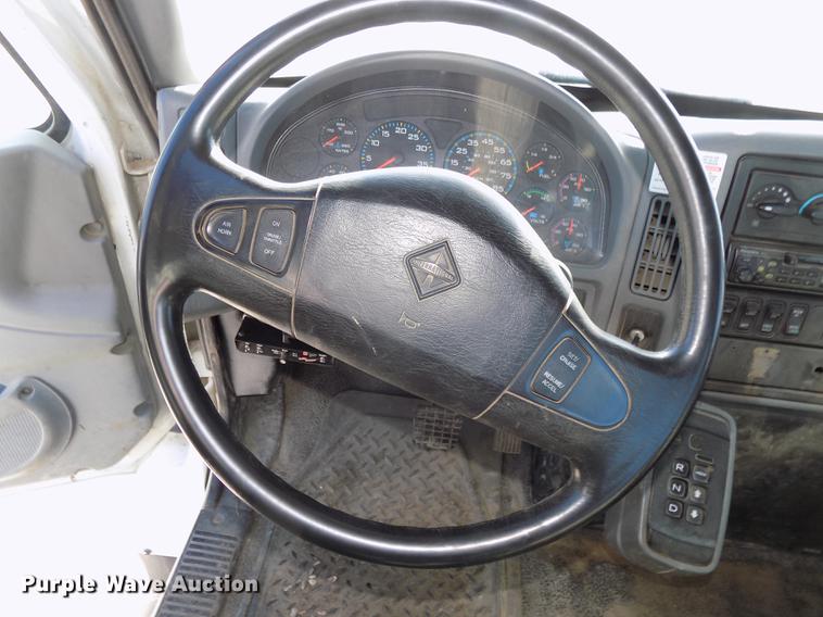 image for item DE7659 2005 International 7400 digger derrick truck