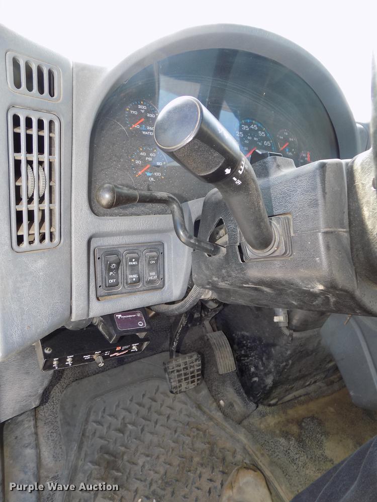 image for item DE7659 2005 International 7400 digger derrick truck