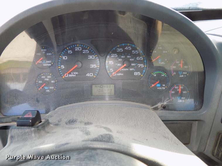 image for item DE7659 2005 International 7400 digger derrick truck