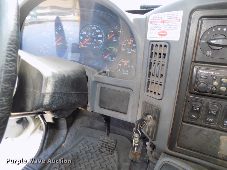 image for item DE7659 2005 International 7400 digger derrick truck