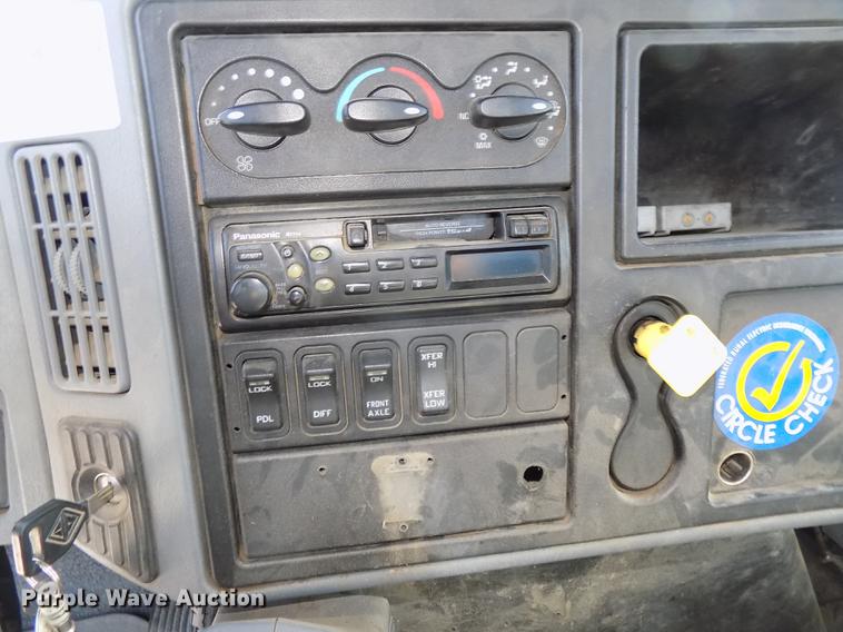 image for item DE7659 2005 International 7400 digger derrick truck