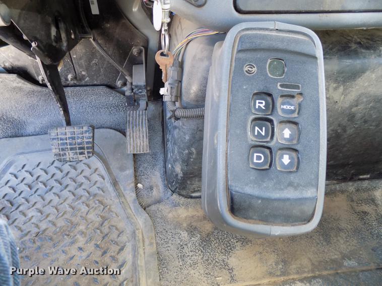 image for item DE7659 2005 International 7400 digger derrick truck