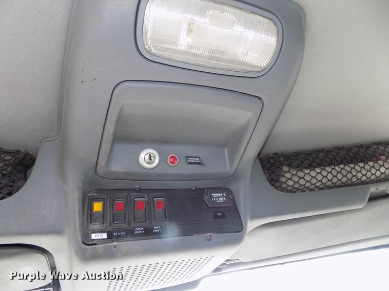 image for item DE7659 2005 International 7400 digger derrick truck