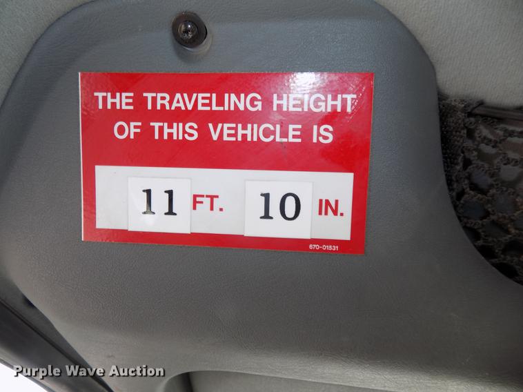 image for item DE7659 2005 International 7400 digger derrick truck