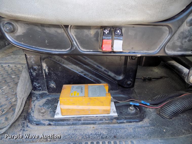 image for item DE7659 2005 International 7400 digger derrick truck