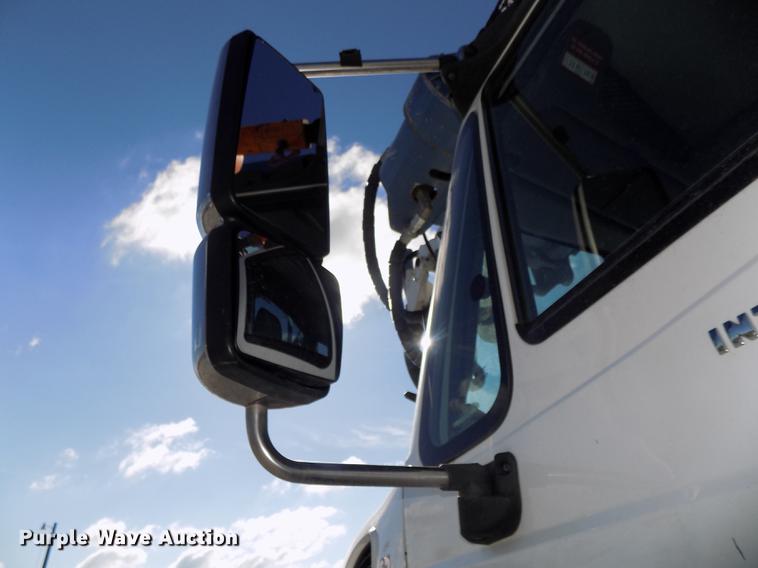 image for item DE7659 2005 International 7400 digger derrick truck