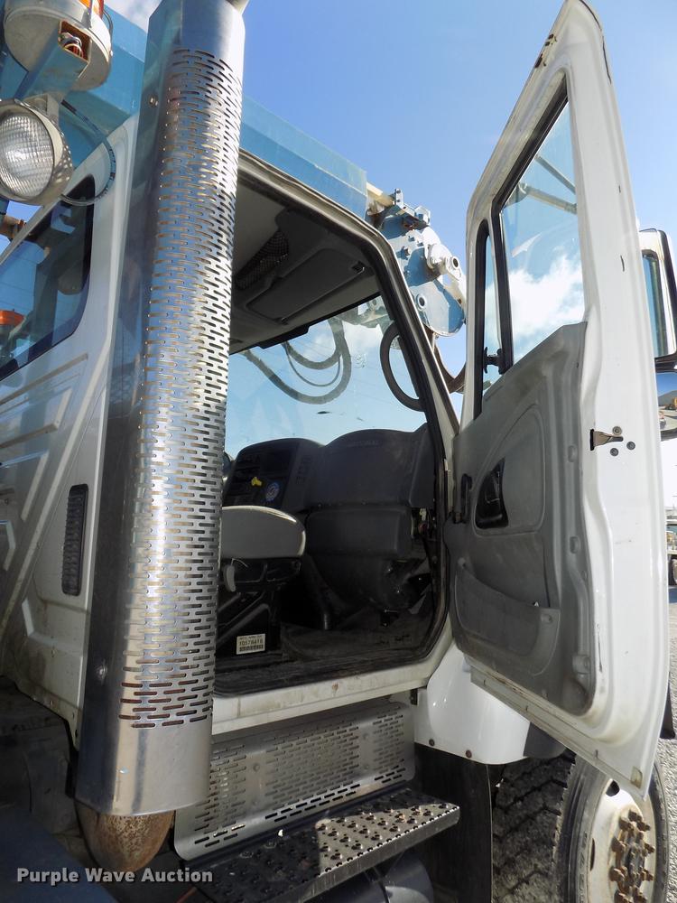 image for item DE7659 2005 International 7400 digger derrick truck