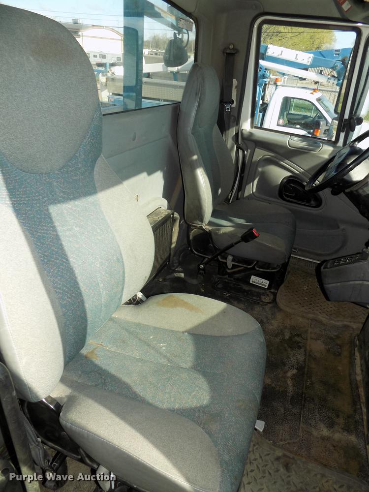 image for item DE7659 2005 International 7400 digger derrick truck