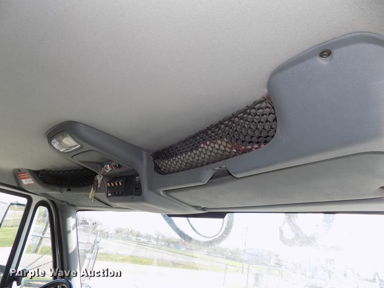 image for item DE7659 2005 International 7400 digger derrick truck