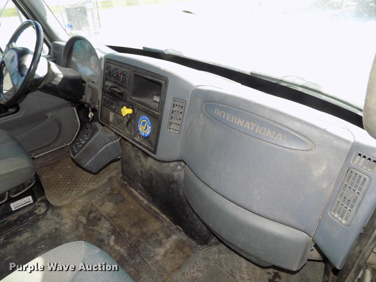 image for item DE7659 2005 International 7400 digger derrick truck