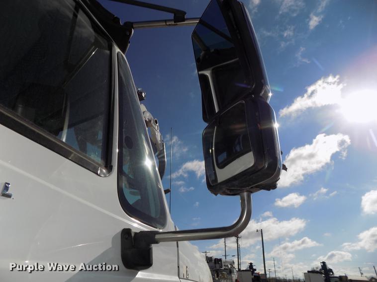 image for item DE7659 2005 International 7400 digger derrick truck